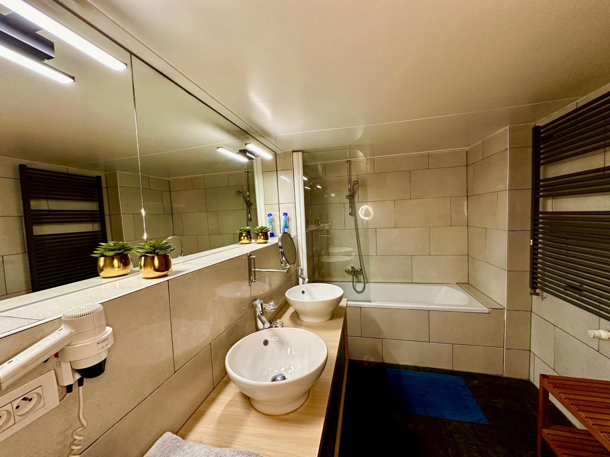 Luxury Suites Castel By Rikas Hotels Antwerpen Bagian luar foto