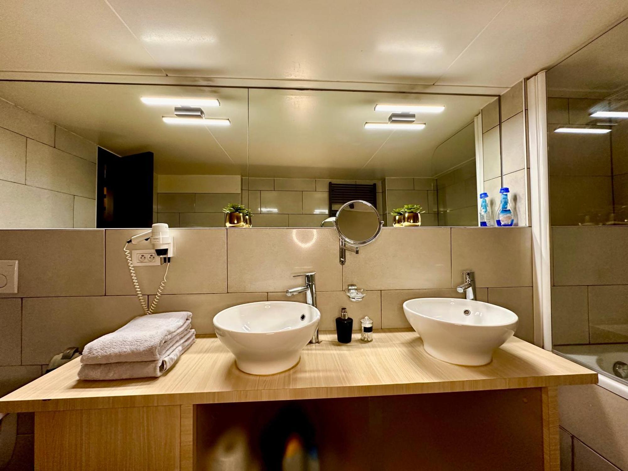 Luxury Suites Castel By Rikas Hotels Antwerpen Bagian luar foto