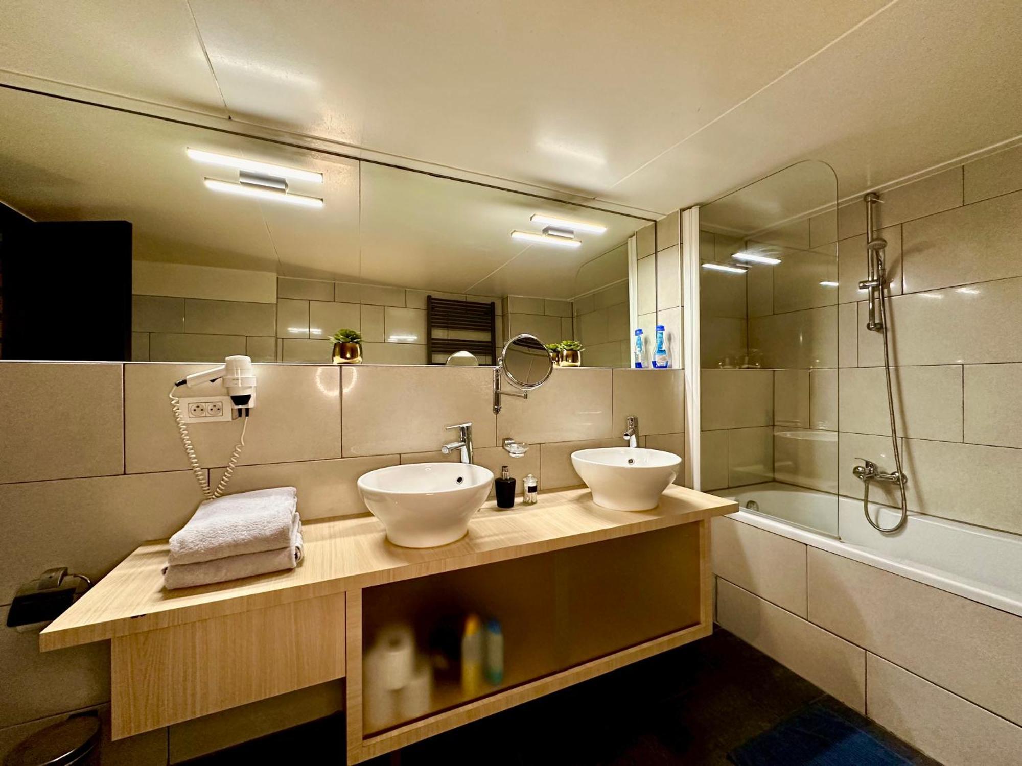 Luxury Suites Castel By Rikas Hotels Antwerpen Bagian luar foto